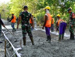 Pembangunan Jalan Cor Beton TMMD 125 Bojonegoro di Desa Soko Terus Dikebut