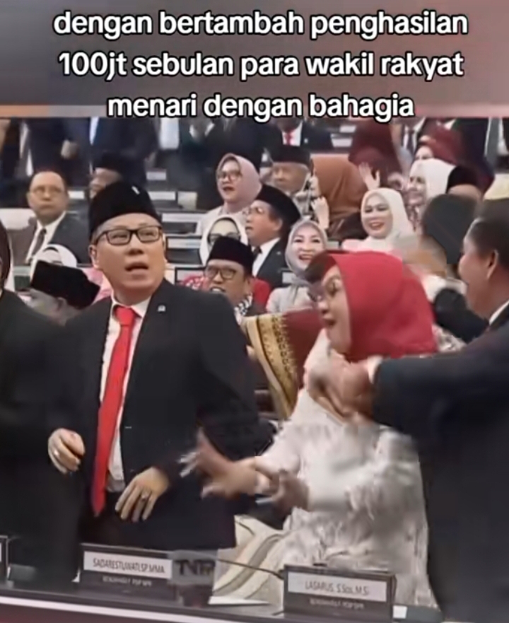 Foto saat para DPRD RI menari