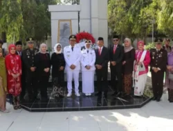 Peringati Hari Kemerdekaan, Bupati Bojonegoro dan Forkopimda Ziarah dan Tabur Bunga di Makam Pahlawan