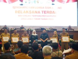 Bupati Bojonegoro dan Lurah Kepatihan Raih Penghargaan Terbaik IV Lomba Siskamling Terpadu Merah Putih Jogo Jatim 2025