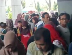 Olimpiade Matematika SD Bojonegoro Berakhir Ricuh : 8 Ribu Peserta Terjebak Kepanikan, Orang Tua Mencari Anak Sampai Melompati Jendela 