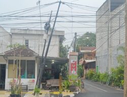 Tiang Penyanggah Kabel Internet Telkomsel di Jalan WR Supratman Bojonegoro Miring, Warga Khawatir Tak Ada Tindak Lanjut