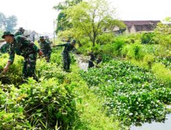 Mitigasi Bencana, Babinsa Kodim Bojonegoro bersama Warga Sukorejo Karya Bakti Pembersihan Sungai