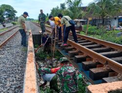 Dukung Gerakan Indonesia Asri, Babinsa Kodim Bojonegoro dan Masyarakat Karya Bakti Serentak Membersihkan Lingkungan