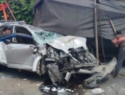 TABRAKAN MENGERIKAN DI FLYOVER GAYAM: TOYOTA RUSH HANCUR LEBUR, TRUK TERGULING, 1 KORBAN KRITIS