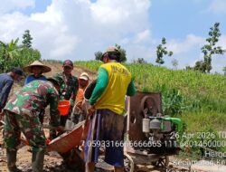 Garap 10 Jembatan Perintis Garuda, Babinsa Kodim Bojonegoro dan Masyarakat Gotong Royong Permudah Konektivitas Wilayah
