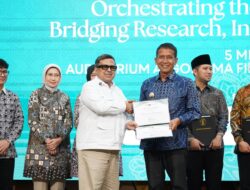 Komitmen Dukung Ekosistem Halal, Bupati Setyo Wahono Terima Penghargaan dari Halal Metric UB.