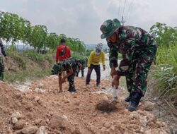 Babinsa Bubulan Bojonegoro dan Warga Kompak Perbaiki Jalan Dusun Maor