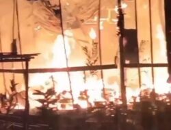 Kebakaran Melanda Rumah di Karangsono, Damkarmat Bojonegoro Gerak Cepat Padamkan Api