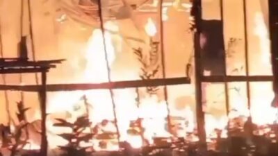 Kebakaran Melanda Rumah di Karangsono, Damkarmat Bojonegoro Gerak Cepat Padamkan Api