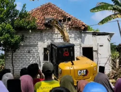 Rumah Hasil Keringat TKW di Bojonegoro Dirobohkan dengan Ekskavator, Diduga Dipicu Perselingkuhan dan Berakhir Lewat Kesepakatan