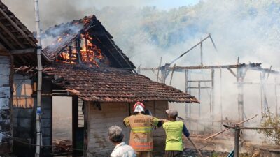 Korsleting Listrik Hanguskan Tiga Rumah di Temayang, Kerugian Ditaksir Capai Rp. 52 Juta