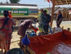 TNI Hadir di Tengah Kekeringan, Kodim Bojonegoro Salurkan Ribuan Liter Air Bersih untuk Warga
